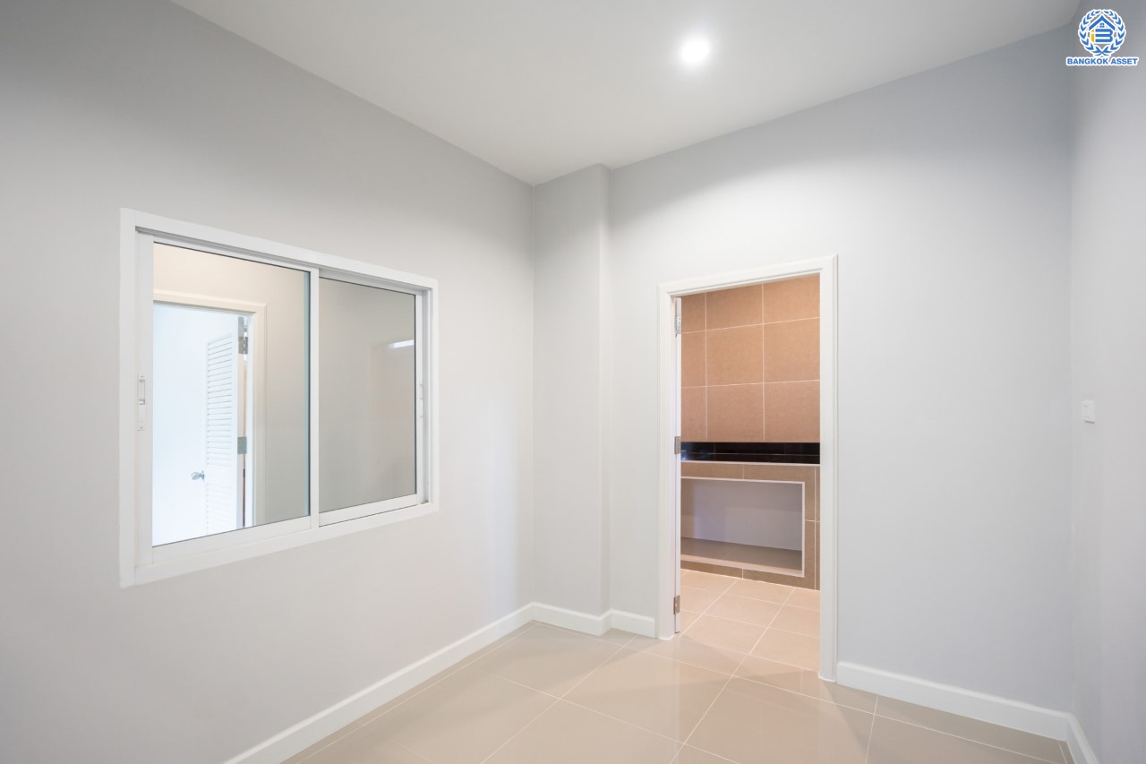 บ้านมือสองตกแต่งใหม่ ม.นนทรี5 พระราม5 เนื้อที่ 60 ตร.ว. ฟังก์ชัน 3 ห้องนอน 3 ห้องน้ำ 1 ห้องอเนกประสงค์ 1 ห้องแม่บ้านพร้อมห้องน้ำในตัว จอดรถได้ 2 คัน บนสุดยอดทำเล! ใกล้รถไฟฟ้า "สถานีแยกติวานนท์" และทางด่วน"ศรีรัช" ขับรถเพียง 5 นาที ก็ถึงวงเวียนพระราม5 ที่เชื่อมต่ออีกหลายหลายเส้นทางได้อย่างรวดเร็ว